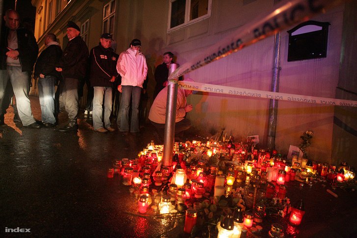 A gyilkosság másnapján több ezren vettek részt a meggyilkolt sportoló tiszteletére szervezett megemlékezésen Veszprémben. A Patrióta lokálnál és a Veszprém Aréna előtt gyertyákat gyújtottak. További képekért kattintson a fotóra!