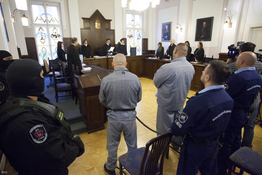 Rácz József bíró másodfokon ítéletet hirdet a Cozma-gyilkossághoz kapcsolódó garázdaság ügyében indult büntetőper tárgyalásán a Szombathelyi Törvényszék tárgyalótermében 2013. november 15-én. Középen Raffael Sándor elsőrendű (jobbról háttal) és Németh Győző másodrendű (balról háttal) vádlott.